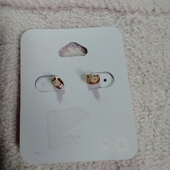 Claire's sensitive solutions shell earrings - Picture 3 of 3